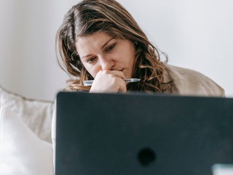 Eine Person plant zu Hause am Laptop